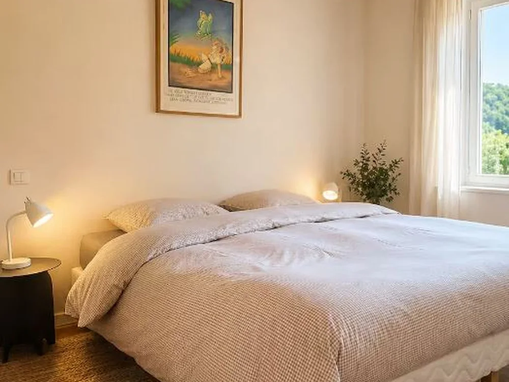 La chambre du gîte du Mas Champart, sous charpente de bois, à Saint-Chinian