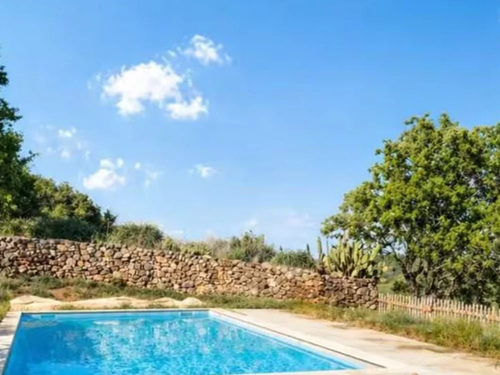 La piscine du gîte du Mas Champart, face à la garrigue, à Saint-Chinian